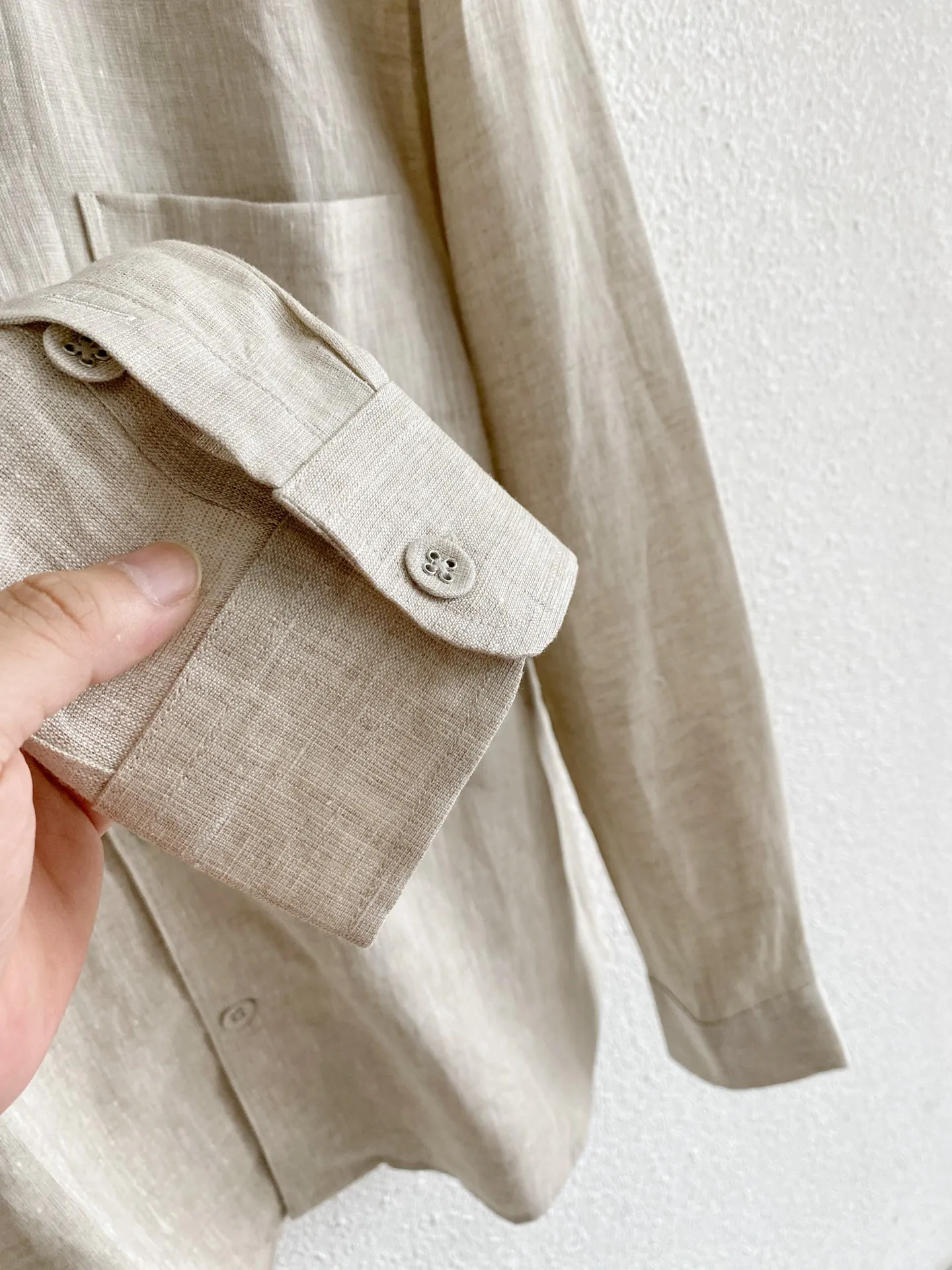 Loro Piana Linen Shirt Fabric: 100% dew linen, the original linen has clear texture, no excess coating, light and breathable, the core fabric for spring and summer, with natural distressed wrinkles, suitable for the relaxed old money style. Style and tailoring: Chinese-style small stand-up collar (Zhongshan stand-up collar), which weakens the toughness of traditional shirts, modifies the neck, and does not highlight the face; Slightly loose straight cut, not tight or pressing, suitable for wearing alone or stacking a vest; Square patch pocket on the left chest, simple and practical, no redundant printed logo, taking a minimalist and low-key route; Regular long-sleeved cuffs can be rolled up to create a casual atmosphere. Color selection: Three colors (primary hemp Beige, pure white, matte black), covering all commuting and leisure scenes. Style positioning: New Chinese style casual, Italian light business, daily relaxed wear, same style unisex version for men and women. Sizes:M-4XL